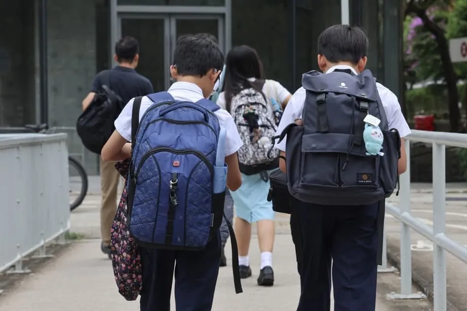 Hong Kong vai reformular política linguística nas escolas em meio à queda da proficiência em inglês