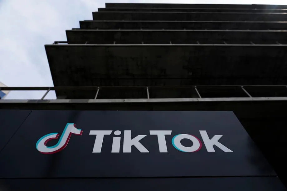 O sonho americano do TikTok vira pesadelo: panes, acusações de censura e debandada de usuários marcam primeira semana caótica sob controle dos EUA