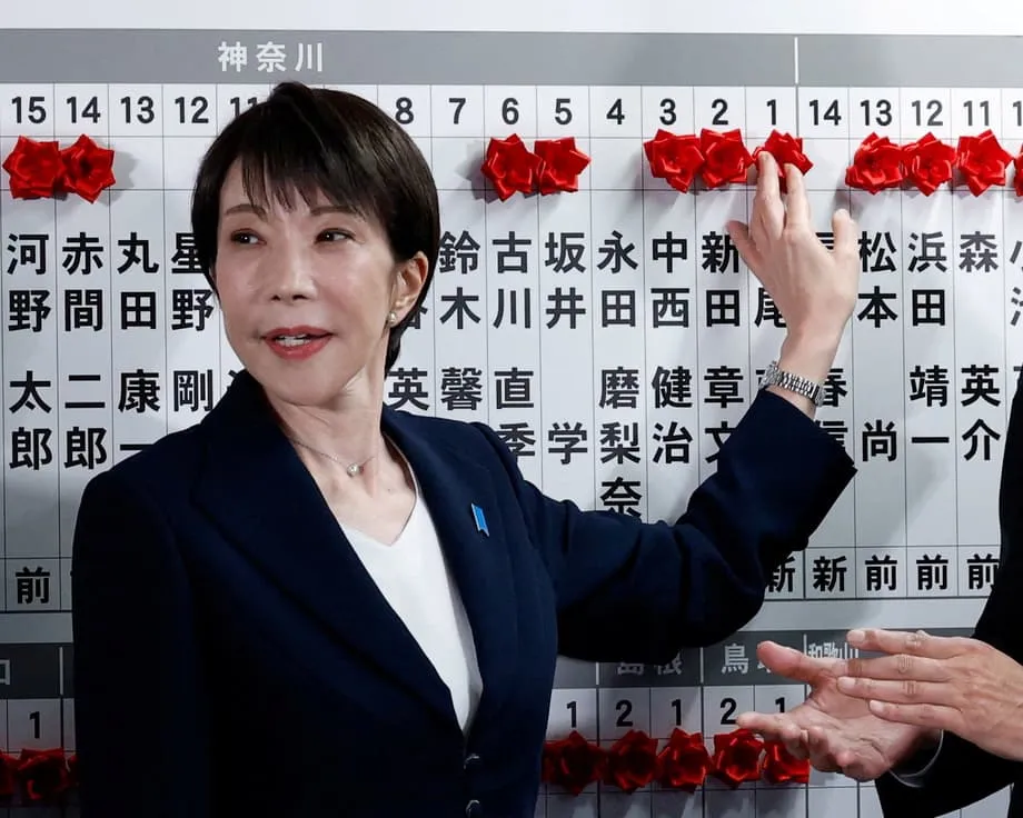 Sanae Takaichi conquista maioria histórica em aposta eleitoral antecipada no Japão