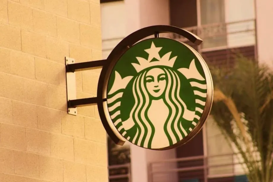 Bagagens deixadas por comissários de bordo geram debate sobre etiqueta em cafés e responsabilidade corporativa em Seul