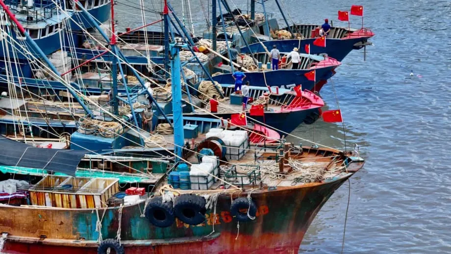 Japão apreende barco pesqueiro chinês em águas disputadas em meio a crise diplomática