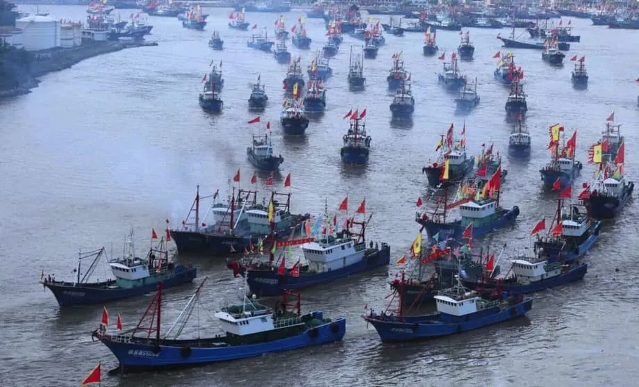Milhares de embarcações chinesas formam barreira marítima perto do Japão em meio à escalada das tensões