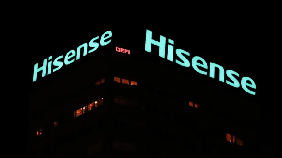 TVs da Hisense exibem anúncios impossíveis de pular durante operações básicas, provocando revolta global e ação judicial