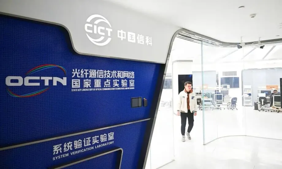 China alcança avanço na transmissão óptica de 2,5 petabits e inaugura nova era de infraestrutura preparada para IA