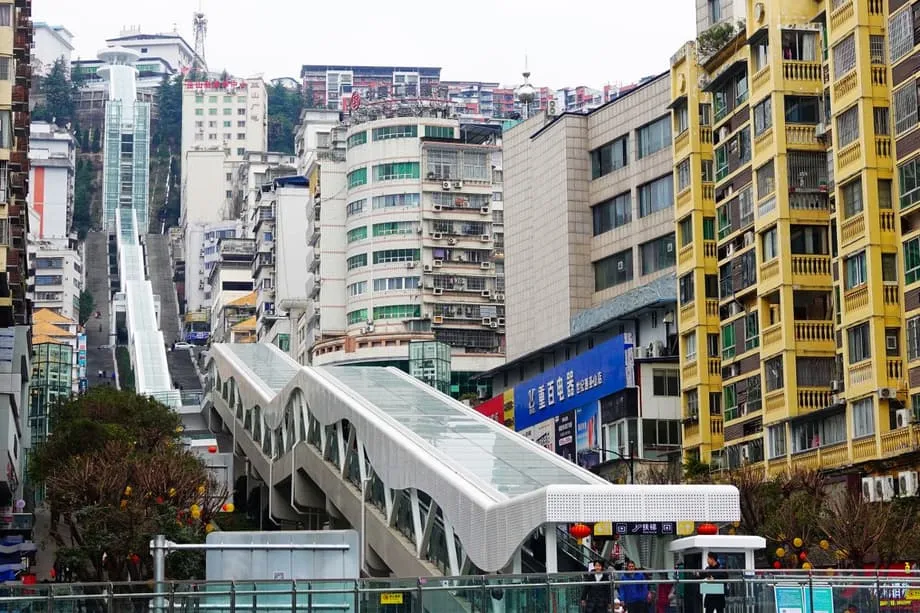 China inaugura a maior escada rolante ao ar livre do mundo, uma “escada para o céu” de 905 metros que corta as montanhas de Chongqing
