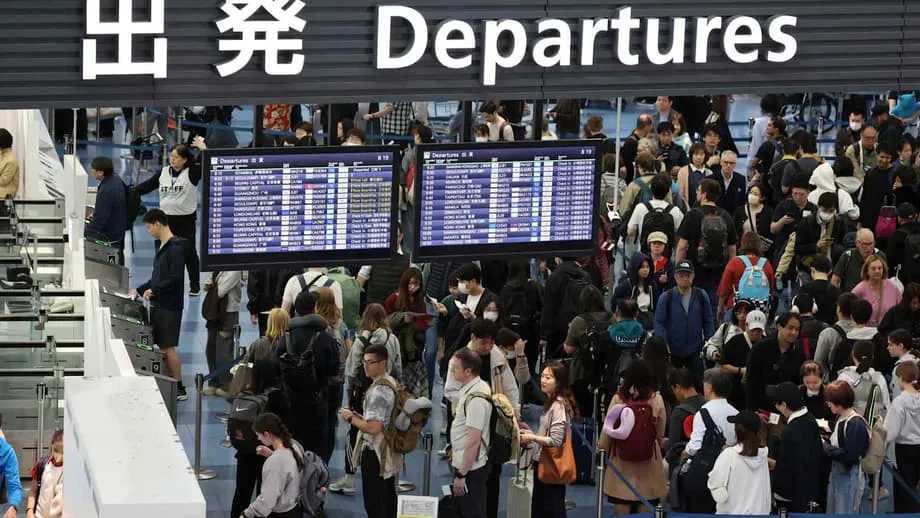Meio milhão de turistas japoneses correm para viajar ao exterior antes do aumento das sobretaxas de combustível no verão