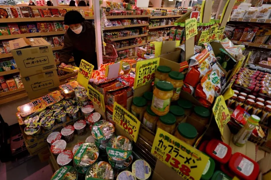 O paradoxo econômico do Japão: famílias cortam gastos apesar da alta dos salários reais