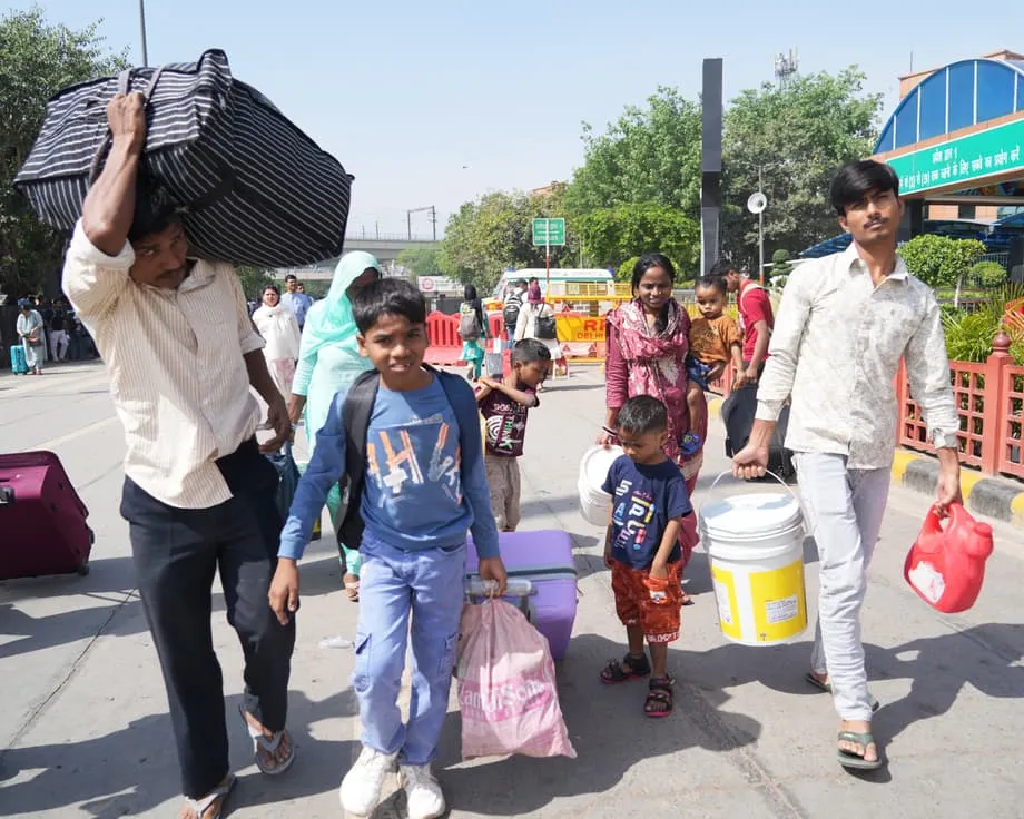 Êxodo de migrantes em Delhi: como uma crise global de combustíveis está esvaziando a capital da Índia