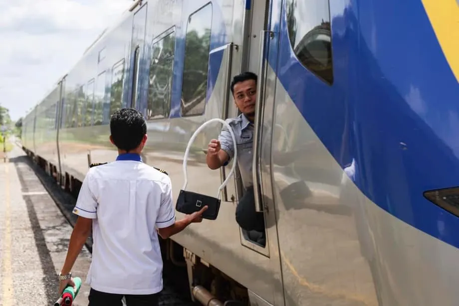 A ferrovia da selva da Malásia preserva um ritual colonial de troca de tokens centenário