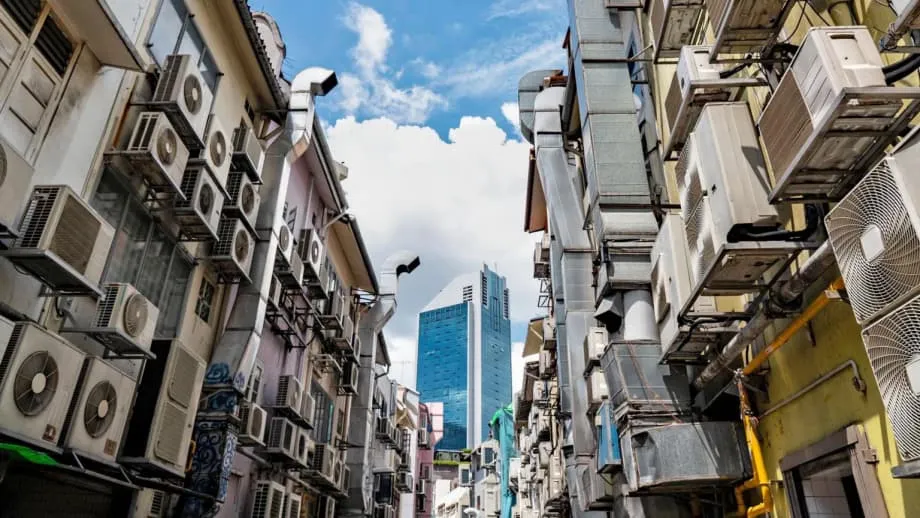 O vício de Singapura em ar-condicionado encontra um limite, e a crise em Ormuz força uma revisão da política energética