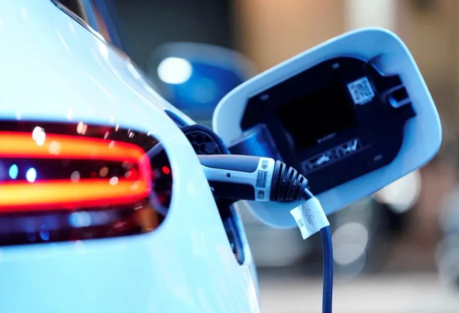 Malásia impõe regras rígidas para importação de veículos elétricos para conter domínio chinês no mercado