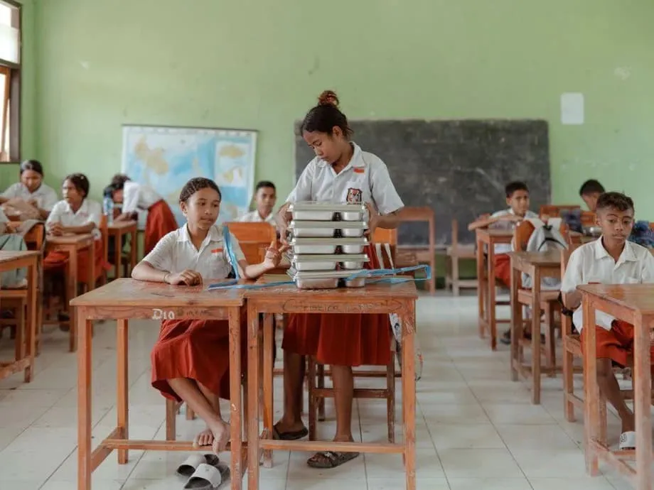 Ambicioso programa de refeições gratuitas da Indonésia ameaça a estabilidade fiscal