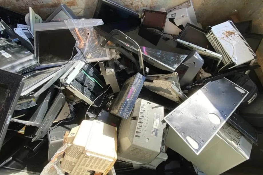 Malásia fortalece leis ambientais para barrar importações ilegais de lixo eletrônico