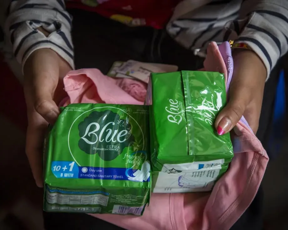 Junta de Mianmar proíbe produtos menstruais sob alegação de uso médico por rebeldes, enquanto crise humanitária se agrava