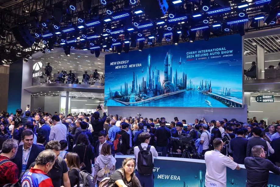 Alibaba leva a IA Qwen a grandes montadoras e transforma carros chineses em centrais inteligentes controladas por voz