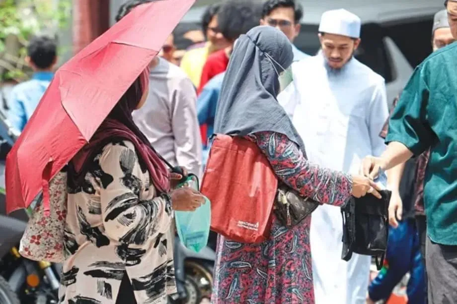 Grupos de pedintes em Kuala Lumpur abordam clientes de restaurantes, fiéis em mesquitas e motoristas de forma insistente