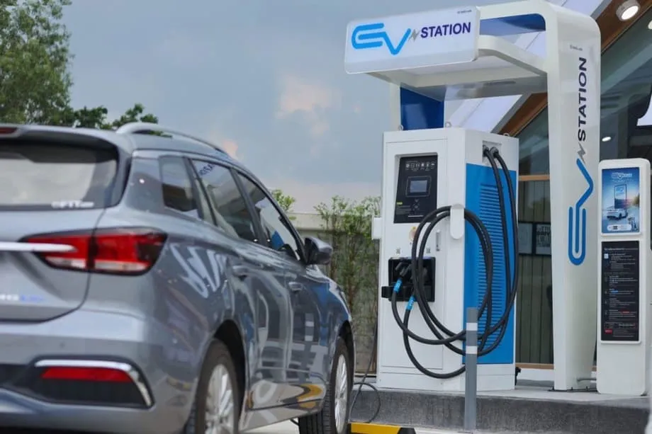 Tailândia acelera transição para veículos elétricos com meta de 300 mil unidades e programa de troca de táxis