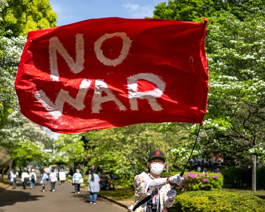 Jovens do Japão se mobilizam contra revisão constitucional enquanto era pacifista enfrenta seu maior teste
