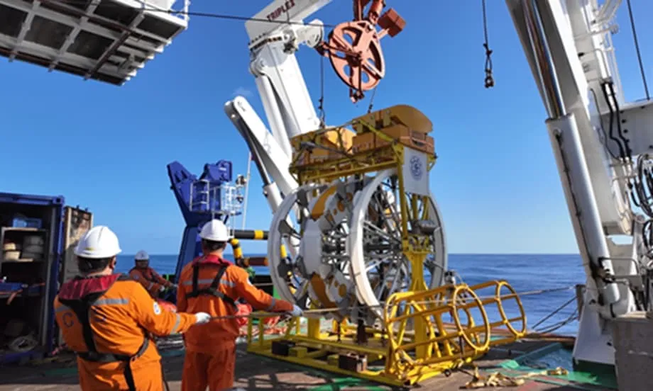 Equipamentos do telescópio de neutrinos TRIDENT da China passam por teste crucial em águas profundas