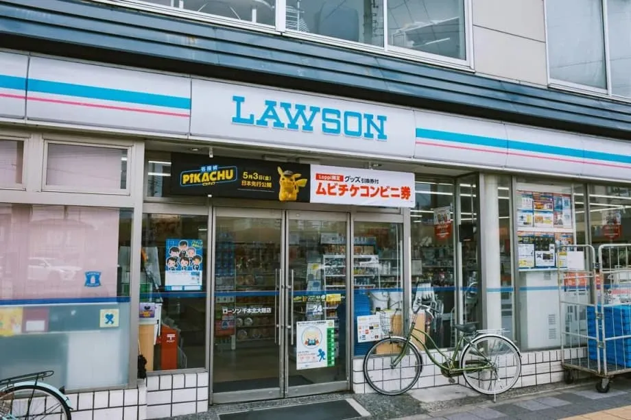 Lawson testa guias em vídeo para ajudar visitantes estrangeiros a entender a cultura das lojas de Tóquio