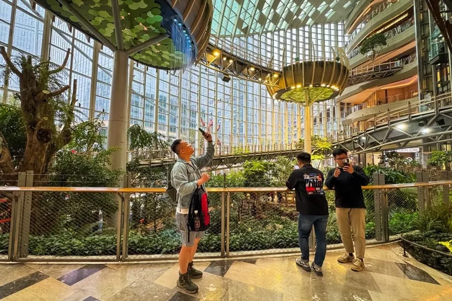 Os novos shopping centers da China são projetados como parques para reconquistar consumidores