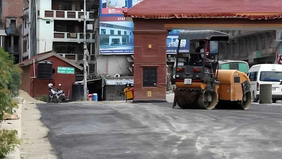 Nepal testa estradas de plástico para combater resíduos e buracos
