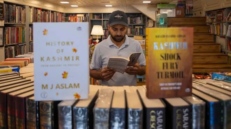 Auditoria de livros na Caxemira desencadeia disputa sobre história, segurança e liberdade acadêmica
