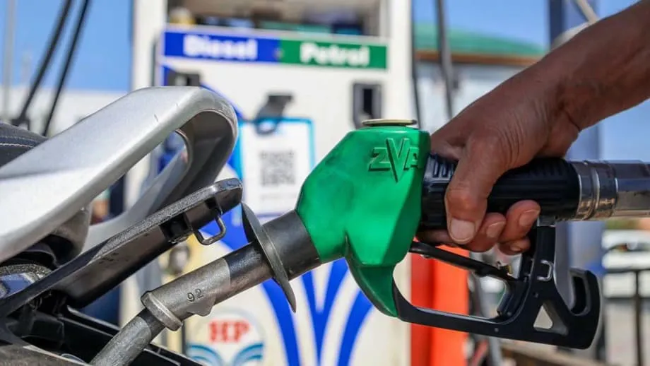 A adoção da gasolina E20 na Índia coloca a segurança energética em conflito com os custos para os motoristas