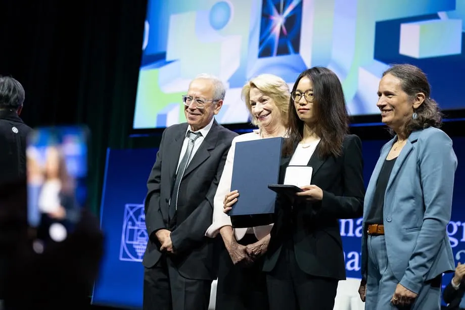 Os matemáticos chineses Wang Hong e Deng Yu vencem a Medalha Fields de 2026