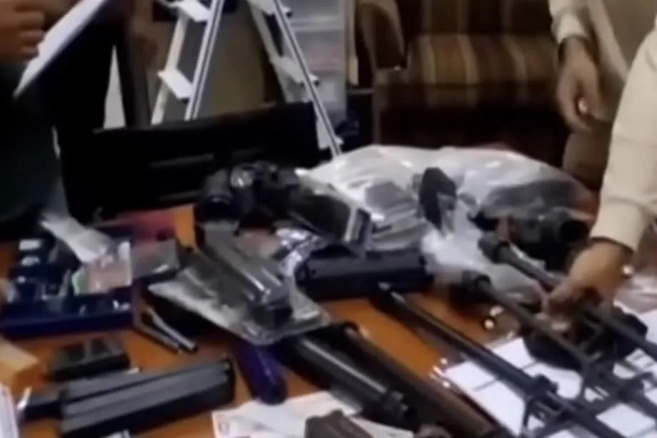Quase 1.000 armas encontradas em sala de escola na Indonésia