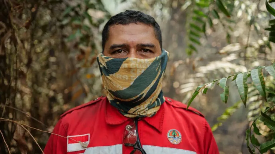 Voluntários combatem incêndios em turfeiras na Indonésia enquanto carbono ancestral se transforma em fumaça tóxica