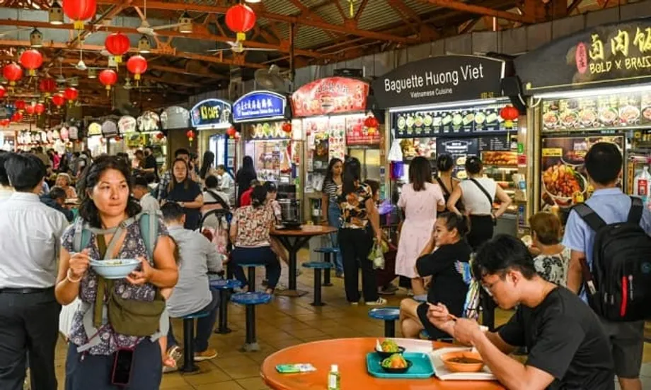 Setor de alimentação de Singapura enfrenta forte rotatividade, com 2.431 estabelecimentos fechados em 2025