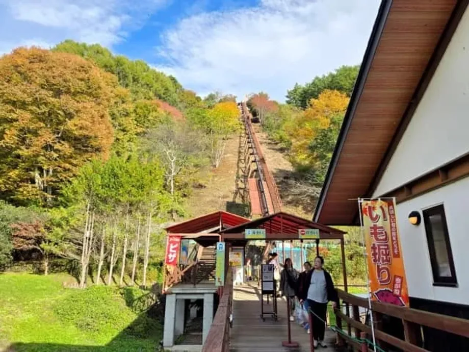 Teleférico escondido na estação de estrada Michi no Eki Minami Kiyosato leva visitantes a um parque de flores