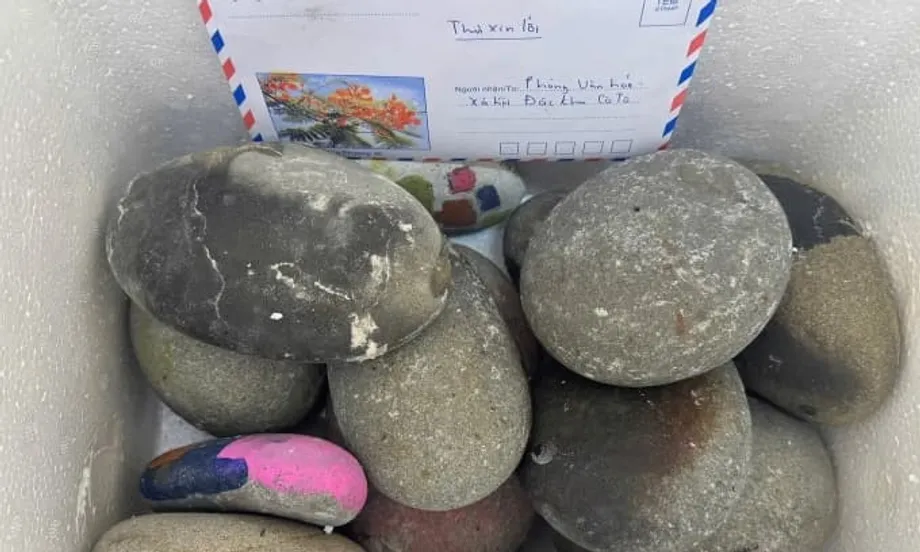 Turista devolve 14 kg de seixos à ilha de Co To após uma década