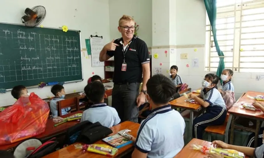 A lacuna no ensino de inglês no Vietnã: por que as salas de aula ainda ficam em silêncio diante de falantes nativos