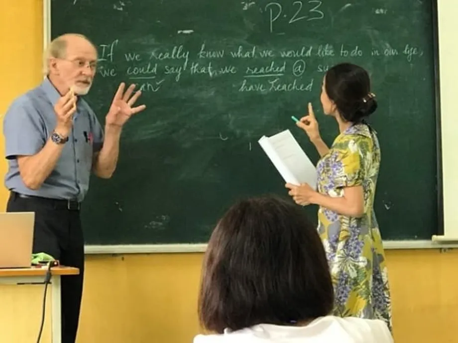 O paradoxo do inglês no Vietnã: por que anos de estudo trazem resultados modestos e como mudar esse quadro