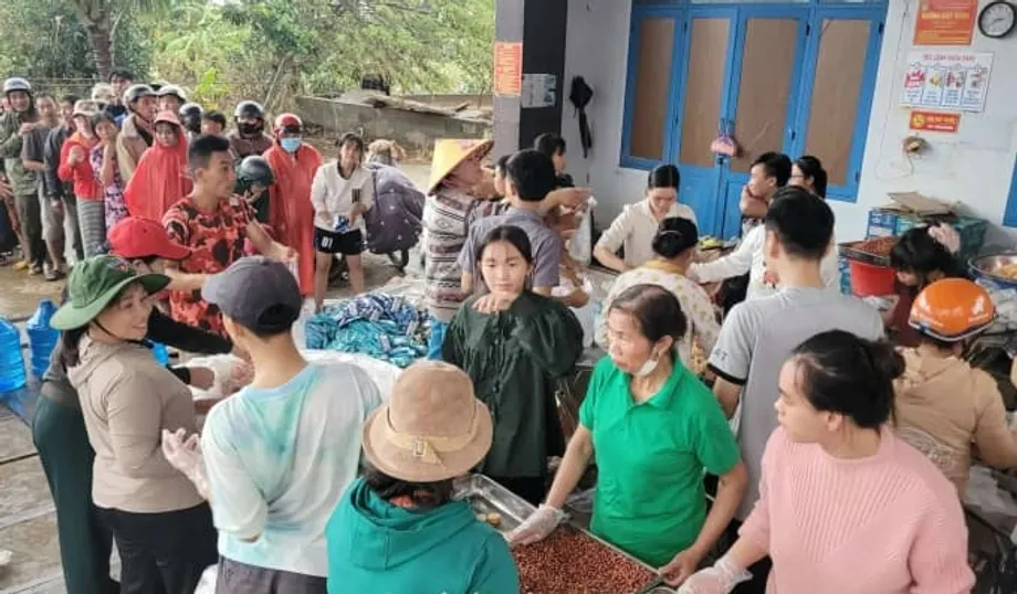 Cozinhas comunitárias alimentam milhares durante enchentes no centro do Vietnã