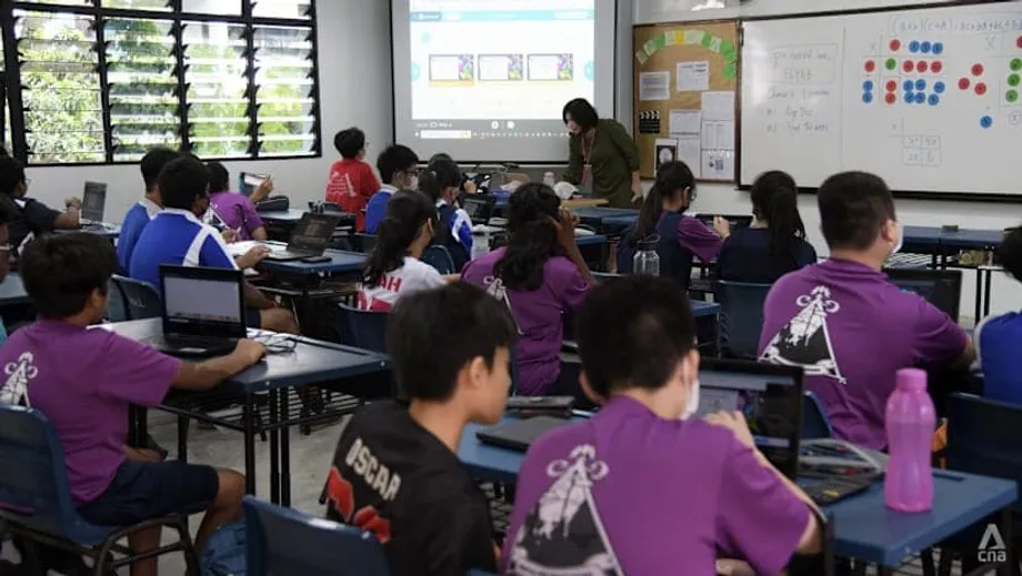 Escolas secundárias de Singapura restringem uso de celulares; pais e professores reagem