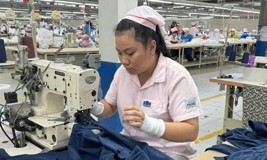 Perda de empregos e incerteza: trabalhadores da indústria têxtil vietnamita enfrentam fechamento às vésperas do Tet
