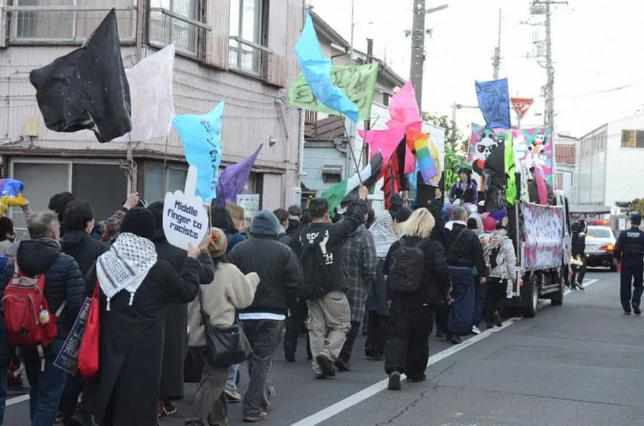 1.200 pessoas marcham contra o ódio em cidade japonesa enquanto residentes estrangeiros enfrentam hostilidade crescente