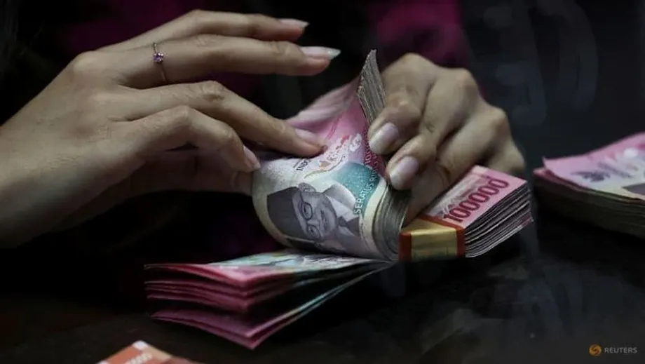 Banco da Indonésia mantém juros inalterados enquanto a rupia cai a mínimas históricas