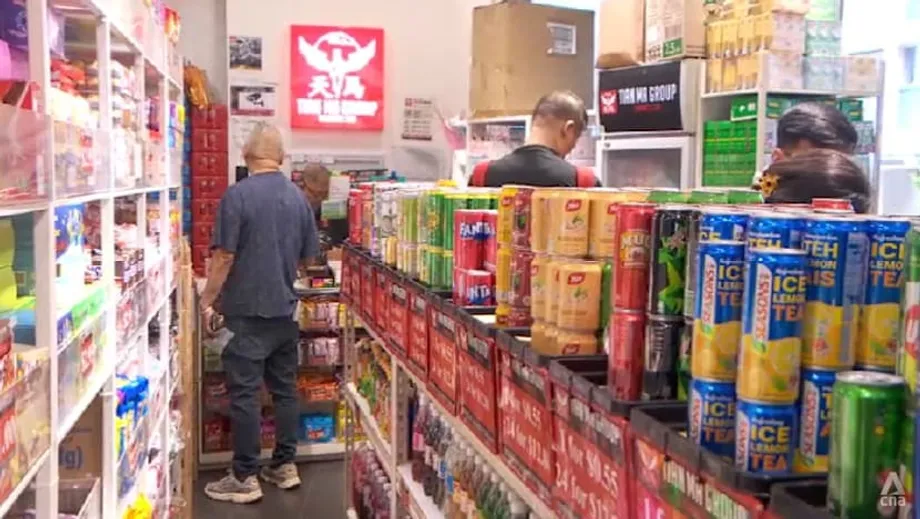 Novo sistema de devolução de embalagens de bebidas em Singapura gera temor de alta nos preços, apesar do apoio do governo
