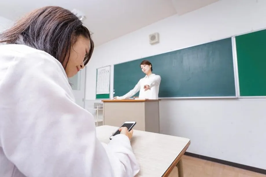 Proibição nacional de celulares em sala de aula na Coreia enfrenta dificuldades de implementação enquanto escolas divergem sobre as regras