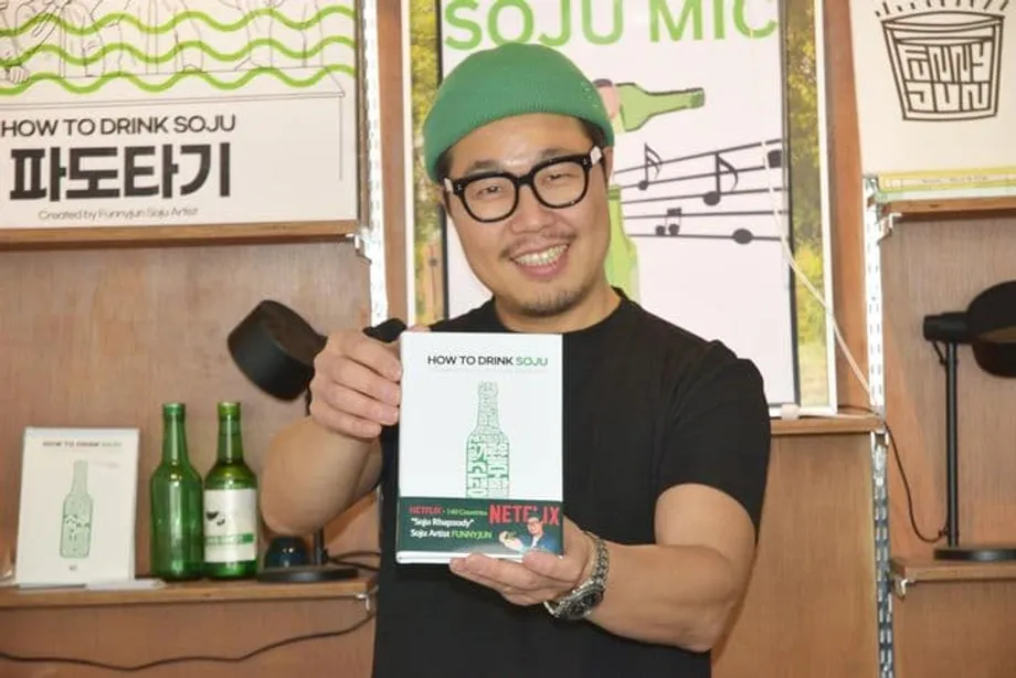 O artista do soju Funnyjun apresenta a etiqueta coreana de beber ao público global