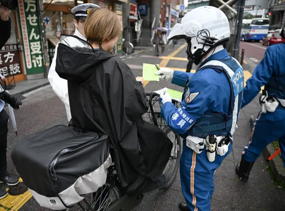 Japão se divide sobre novas multas de bicicleta do sistema de bilhetes azuis em meio ao aumento da fiscalização e à disseminação de golpes