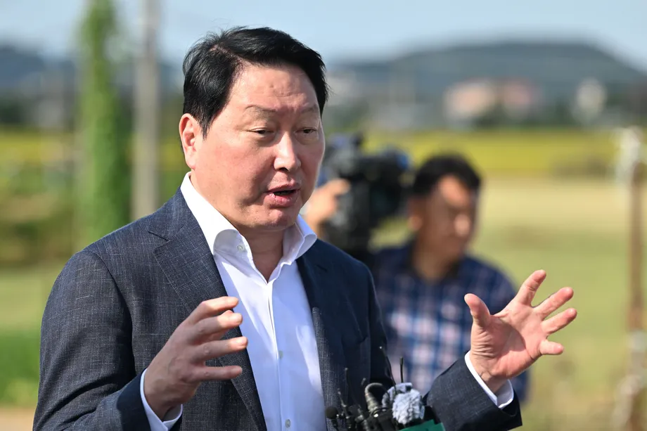SK Chairman Urges Faster Chip Factory Expansion as US and Chinese Rivals Add Capacity