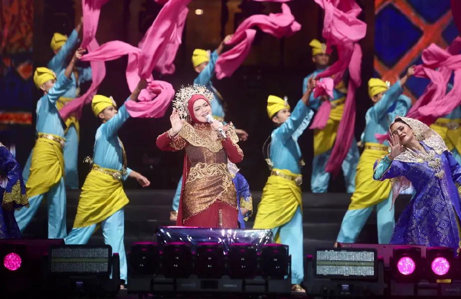 Siti Nurhaliza Draws 63,000 to Rainy Gema Bumantara Concert, Reuniting With Noraniza Idris