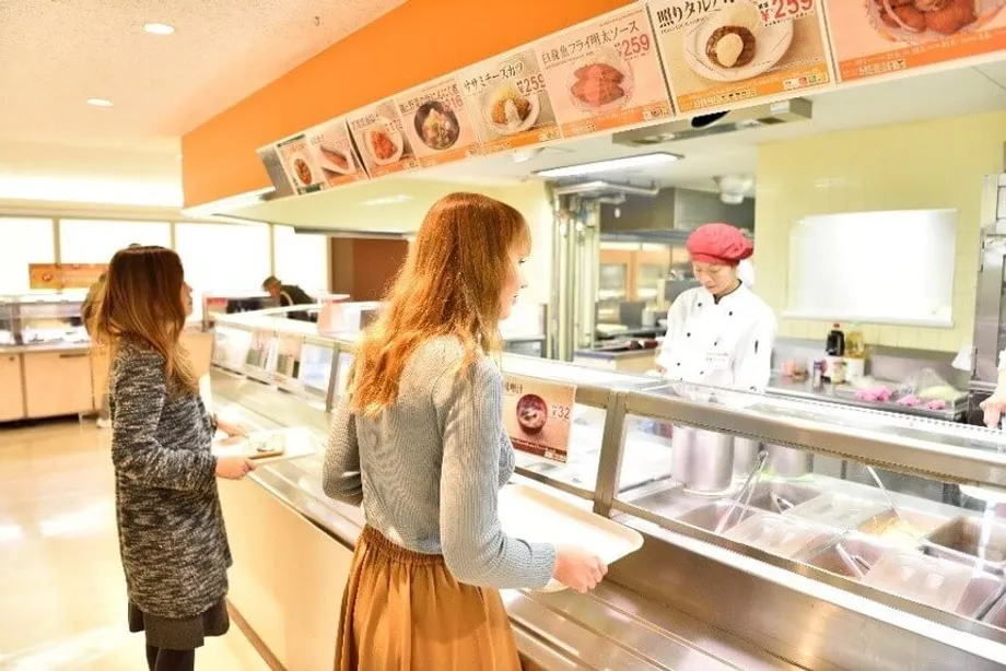 A alta dos preços dos alimentos obriga refeitórios universitários de Kyoto a reajustar valores