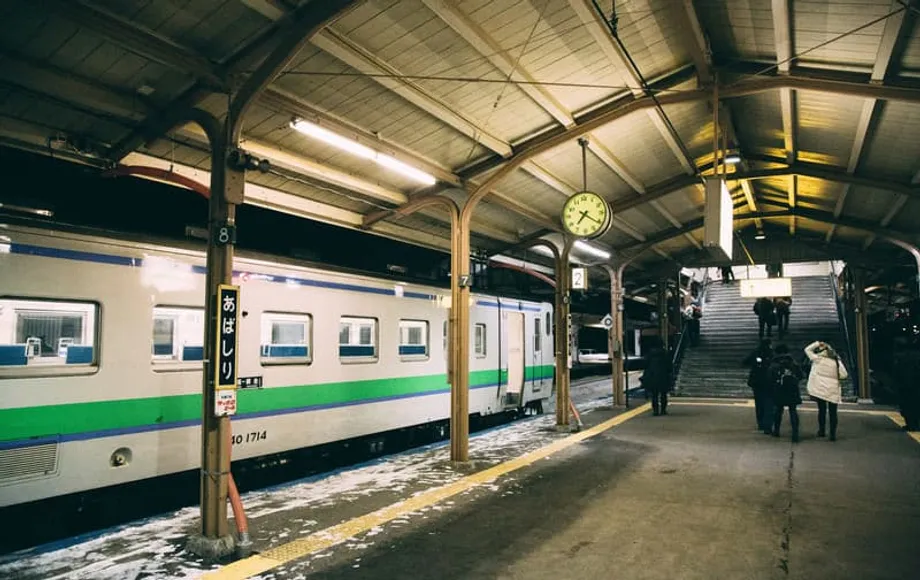 JR Hokkaido pune maquinista que foi visto lendo durante parada programada na Estação de Otaru