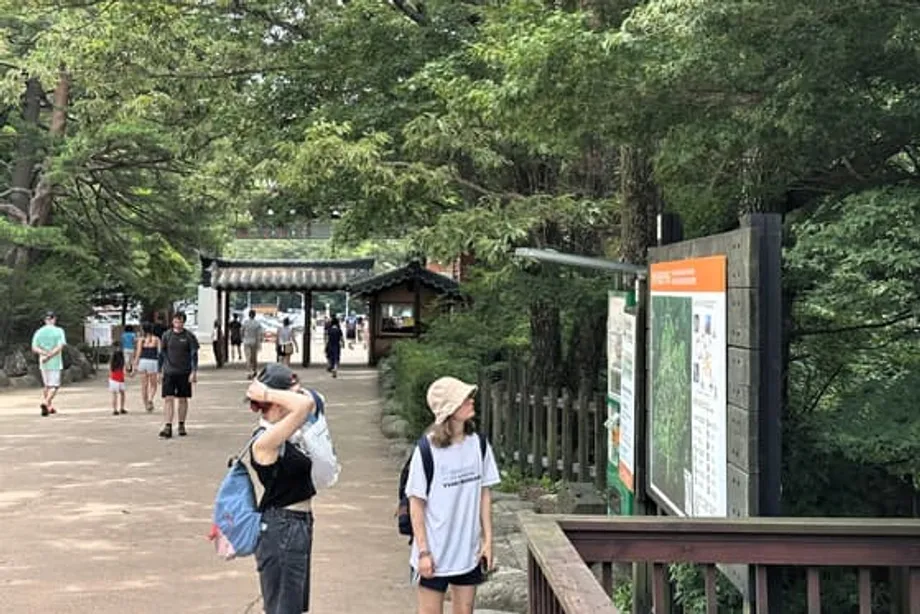 O K-hiking atrai viajantes do mundo todo para os picos e trilhas urbanas da Coreia